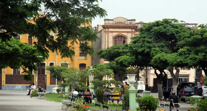 Paseo Saenz Pena Paseo Sáenz Peña – Belle-Époque-Promenade mit Kunst, Gärten & Meerblick