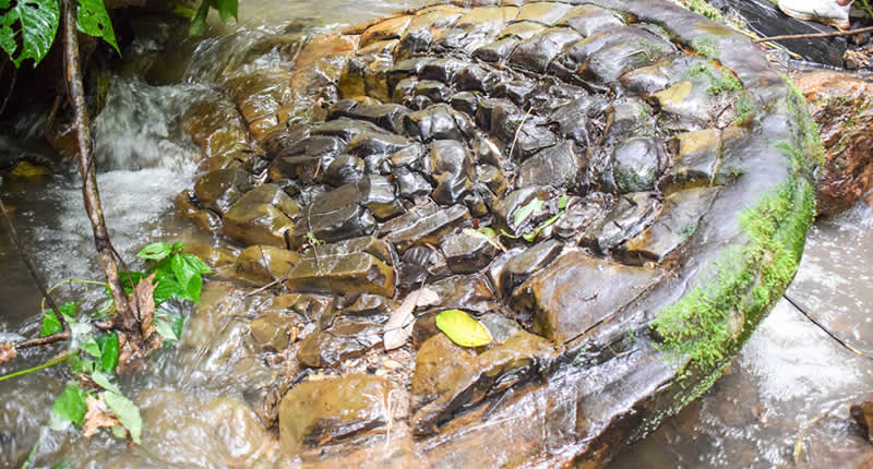 Piedras de Negrohuaycco de Los Ángeles – mystische Felsen, Inschriften & Wasserfälle im VRAEM