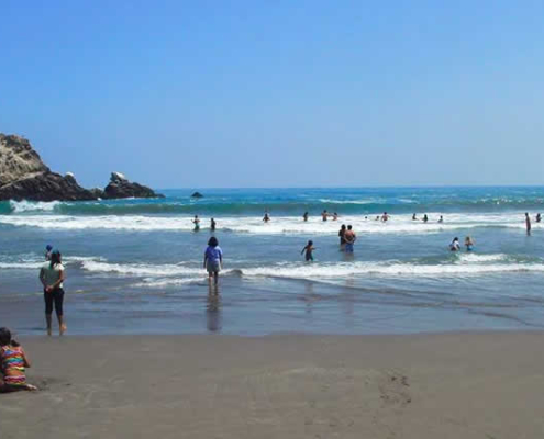 Playa La Miel – Versteckte Badebucht bei Quilca