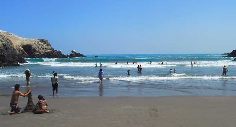 Playa La Miel – Versteckte Badebucht bei Quilca