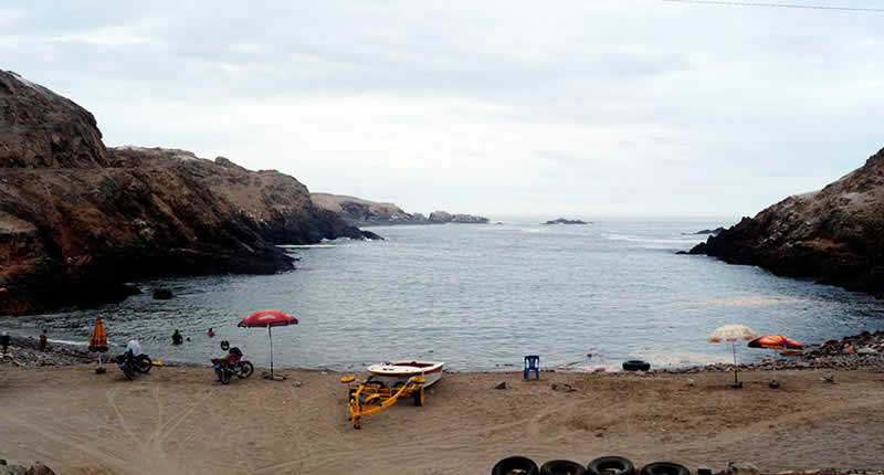 Playa La Pedregosa: cala tranquila de cantos rodados entre la Corriente de Humboldt, acantilados y aventuras costeras