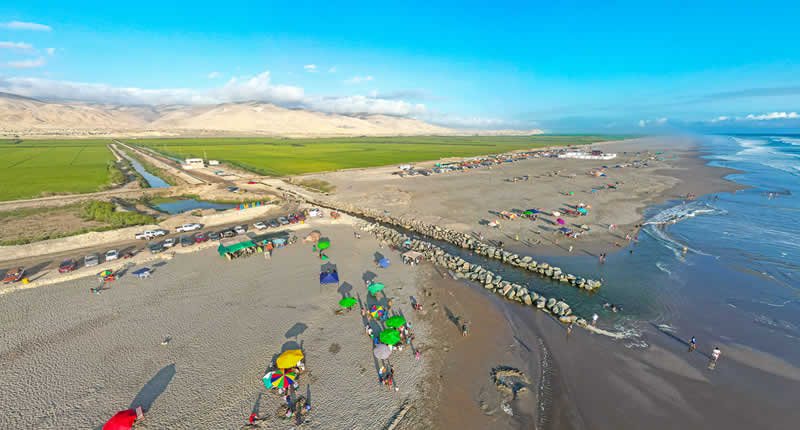 Playa San Isidro «La Bomba»: amplia bahía de arena, agua templada y brisa marina al norte de Camaná
