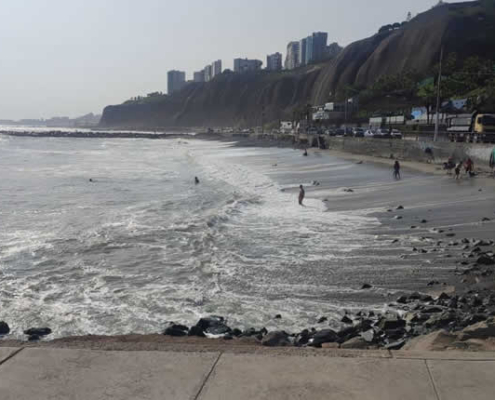 Playa Waikiki: Klassischer Surfspot von Miraflores an der Costa Verde Playa Waikiki: Klassischer Surfspot von Miraflores an der Costa Verde