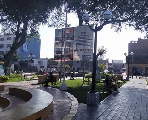 Plaza Butters de Barranco – Kulturplatz mit Amphitheater & Ficus-Alleen an Barrancos Südgrenze Plaza Butters de Barranco – Kulturplatz mit Amphitheater & Ficus-Alleen an Barrancos Südgrenze