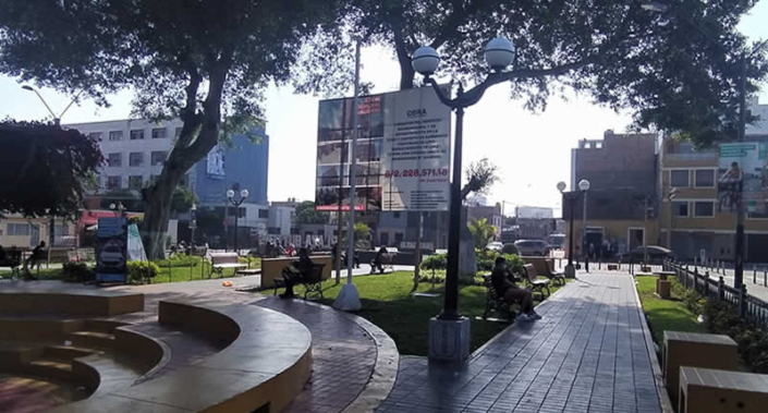 Plaza Butters de Barranco Plaza Butters – Kulturplatz mit Amphitheater & Ficus-Alleen an Barrancos Südgrenze