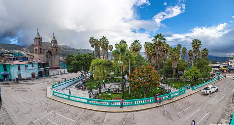Plaza de Armas de Huanta: Historischer Zentralpark, koloniales Flair und Retama-Blüte