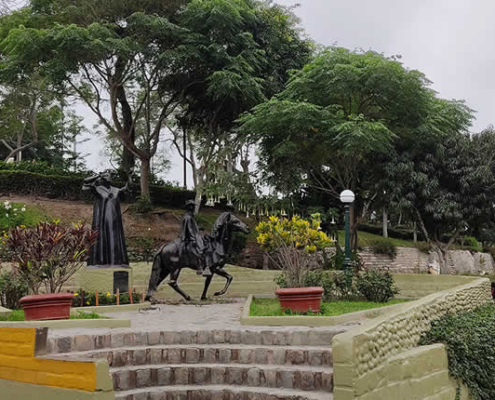 Plazuela Chabuca Granda – poetisches Podium über der Bajada de los Baños Plazuela Chabuca Granda – poetisches Podium über der Bajada de los Baños