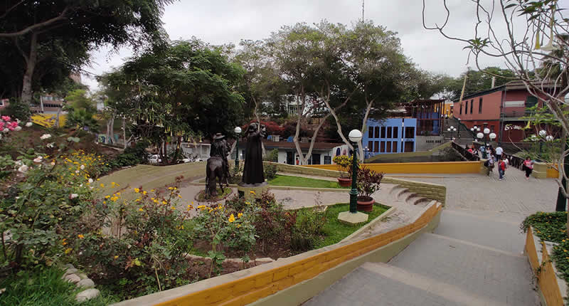 auf der Treppe der Ermita befindet sich die Plazuela Chabuca Granda