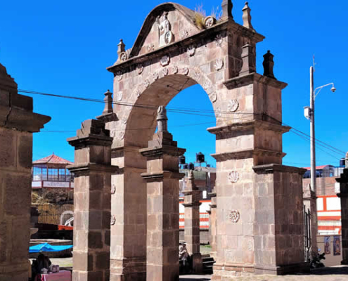 Arco Deustua in Puno – Steinernes Tor der Unabhängigkeit Arco Deustua in Puno – Steinernes Tor der Unabhängigkeit