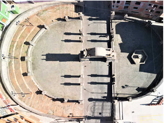 Arco triunfal histórico y escenario de tradiciones vivas