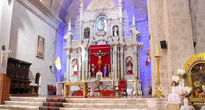 Innenraum: Altar, Kunstwerke und Atmosphäre