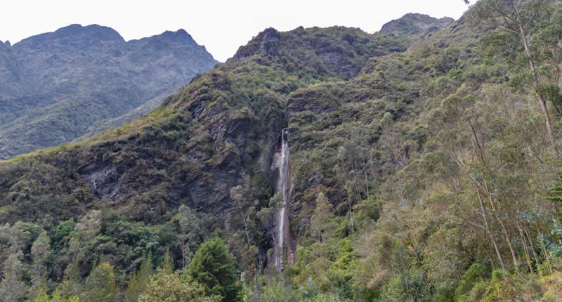 Cascada de la Sirena de Ollachea – Catarata legendaria en el “jardín de Carabaya”