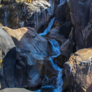 Cascada de Tayac Pata – Cascada andina entre cañón rocoso y pinturas rupestres