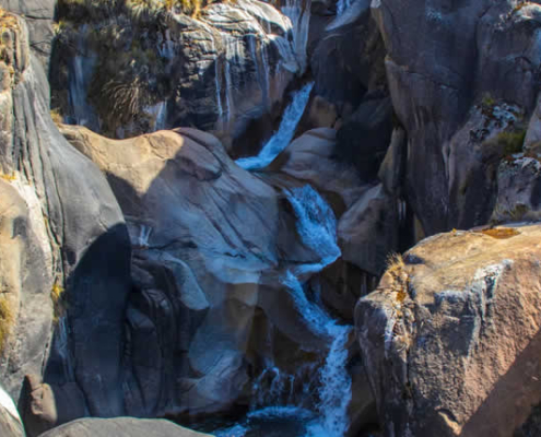 Cascada de Tayac Pata – Cascada andina entre cañón rocoso y pinturas rupestres Cascada de Tayac Pata – Cascada andina entre cañón rocoso y pinturas rupestres