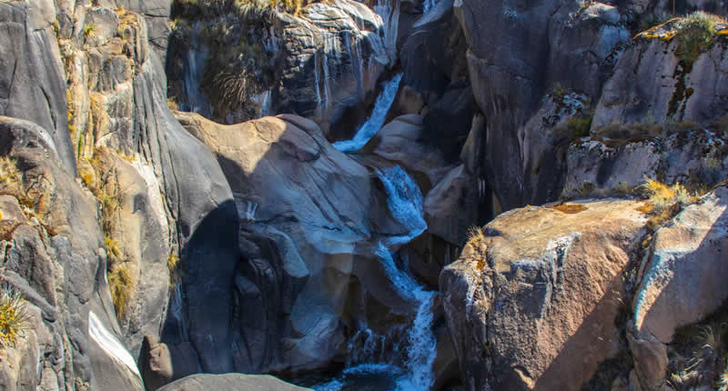 Cascada de Tayac Pata – Cascada andina entre cañón rocoso y pinturas rupestres