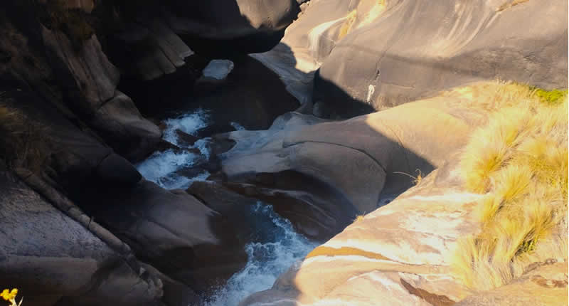 Cascada de Tayac Pata cerca de Tayac Cucho, distrito de Ituata, provincia de Carabaya, Puno
