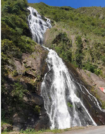 Cascada Velo de Novia bei Sandia im grünen Tal von Iparo in Puno