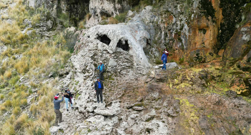 Cascada de Fauchinta de Machaca-Marca en el altiplano de Vilquechico, Puno