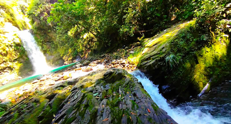 Cascada de selva a la vera de la Interoceánica Sur