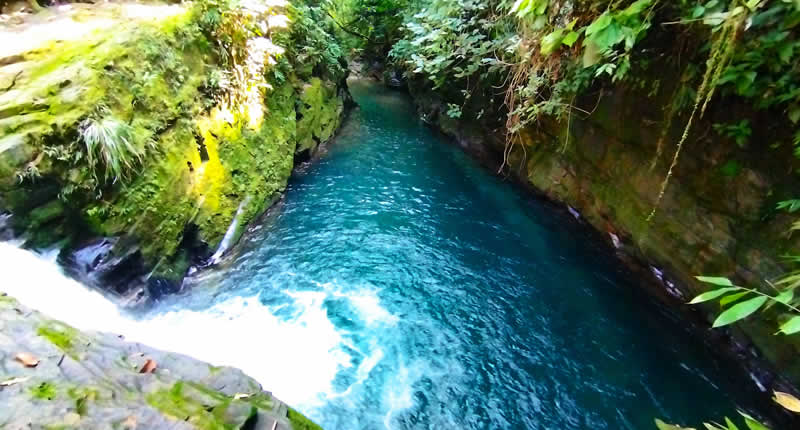 Catarata Alccochaka cerca de Puerto Manoa, en la selva de San Gabán (Puno)