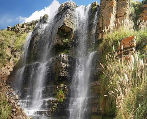 Catarata Chichanaco de Mijani: Cascada andina cerca de Putina Catarata Chichanaco de Mijani: Cascada andina cerca de Putina