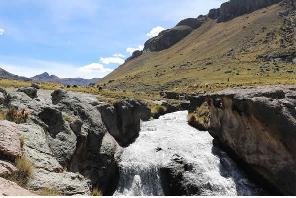 Cascada andina a 4.329 metros de altura