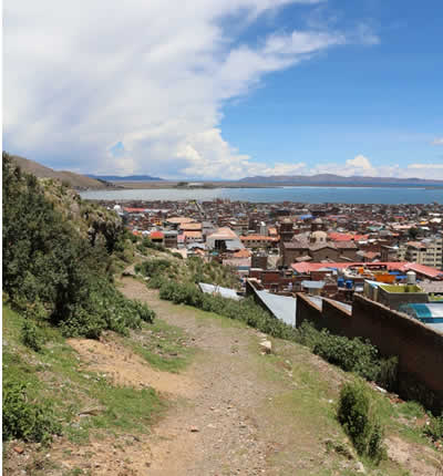 Cerro rocoso con estatua de Manco Cápac, vista panorámica y rituales andinos vivos