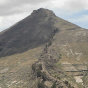 Cerro Asiru Phatjata: cerro serpiente y fortaleza del Sol sobre el lago Titicaca Cerro Asiru Phatjata: cerro serpiente y fortaleza del Sol sobre el lago Titicaca