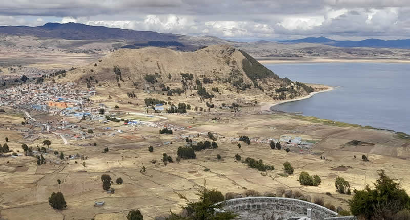 Heiliger Hügel der Lupaka mit Blick auf Juli und den Titicacasee