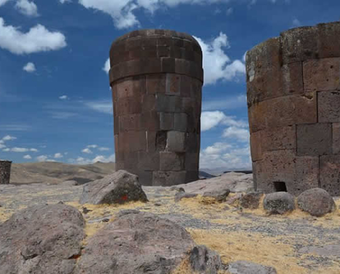 Chullpas von Sillustani – Grabtürme über der Lagune Umayo Chullpas von Sillustani – Grabtürme über der Lagune Umayo