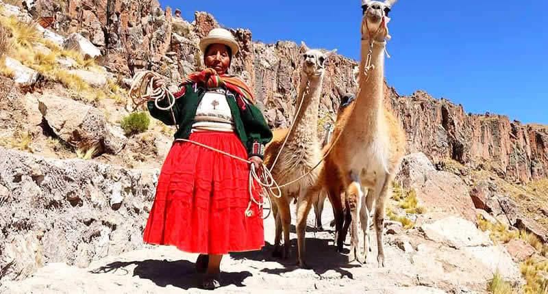 Aufstieg zu den Felsvorsprüngen von Ayrumas Carumas