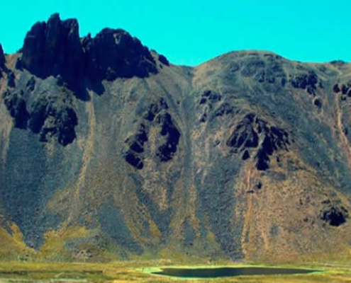 Felsvorsprünge von Tambillo – Felsgiganten am Apu Khapia