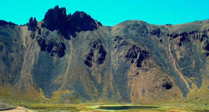 Felsvorsprünge von Tambillo – Felsgiganten am Apu Khapia