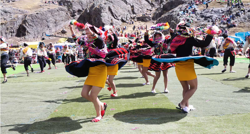 Festival de danzas único a los pies del nevado Allincápac