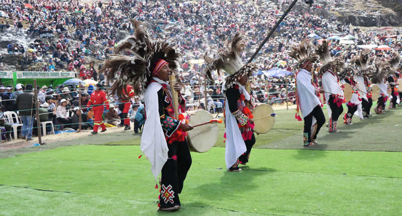Festival de danzas Allinqhapaq Raymi a los pies del nevado Allincápac, cerca de Macusani