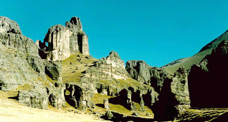 Geheimnisvolle Felsstadt bei Chillihua Grande