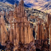 Formación Rocosa de Pacunasa – La ciudad gótica de piedra de la Cordillera de Carabaya Formación Rocosa de Pacunasa – La ciudad gótica de piedra de la Cordillera de Carabaya