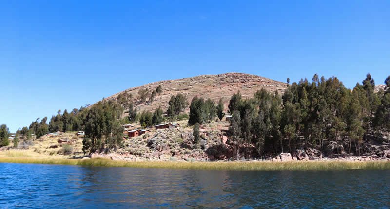 Blick auf die Isla San Pedro de Juspique im Titicacasee