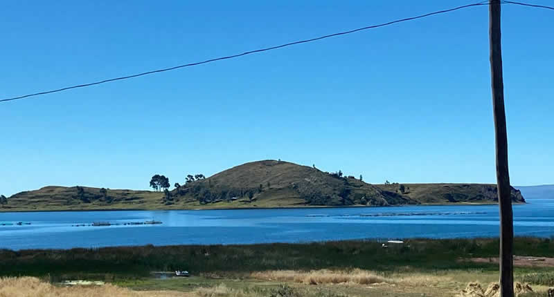 Blick auf die Isla Tikonata im Titicacasee vor der Halbinsel Capachica