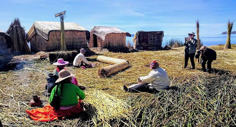 Traditionelle Totorainseln der Uros Titino auf dem Titicacasee