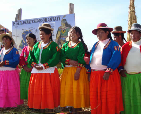 Die schwimmenden Inseln der Uros – Leben auf Totora im Titicacasee Die schwimmenden Inseln der Uros – Leben auf Totora im Titicacasee