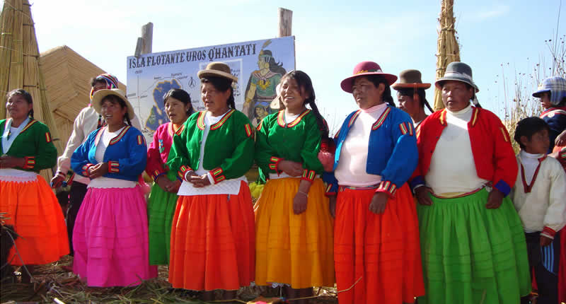 Islas flotantes de los Uros – Vida sobre totora en el lago Titicaca