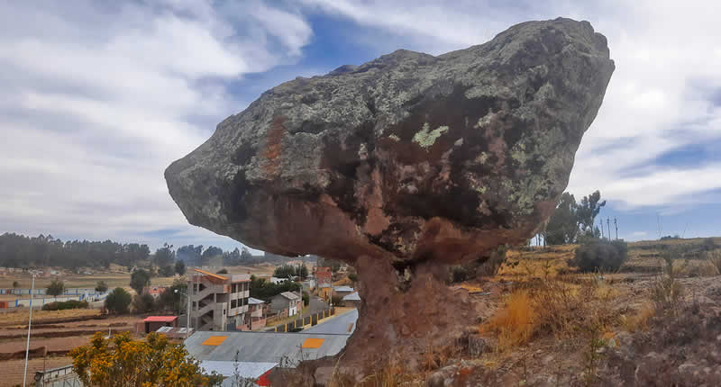 Im Hintergrund der Ort Ollaraya