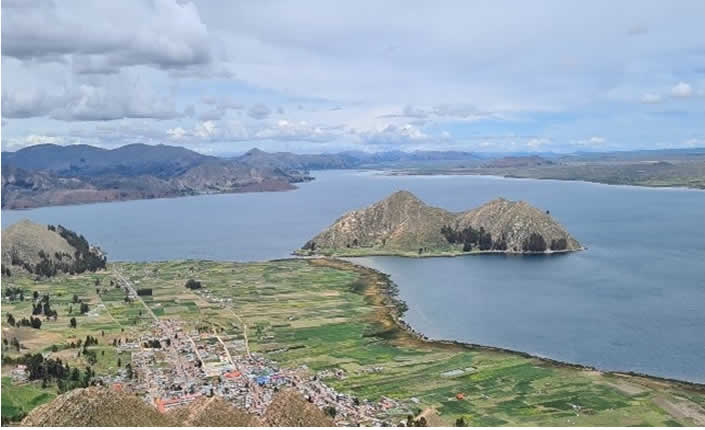 Kristallklarer Andensee im Altiplano von Azángaro