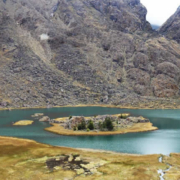 Laguna de Quequerana – Paisaje de lagunas altoandinas cerca de Azángaro