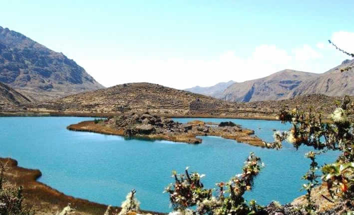 Mythischer Andensee am Fuß des Nevado Allin Capac