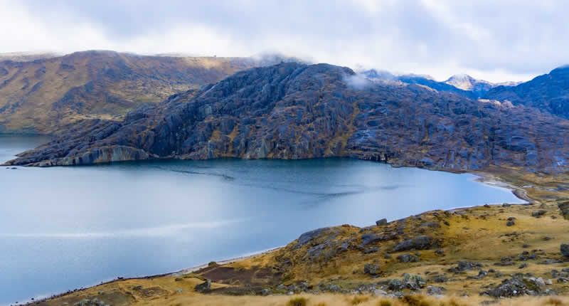 Laguna de Chuaqota – Hochandine Lagune bei Ituata in der Provinz Carabaya