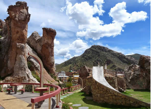 Mirador Natural de Sirpiqaqa bei Putina mit vulkanischen Felsformationen