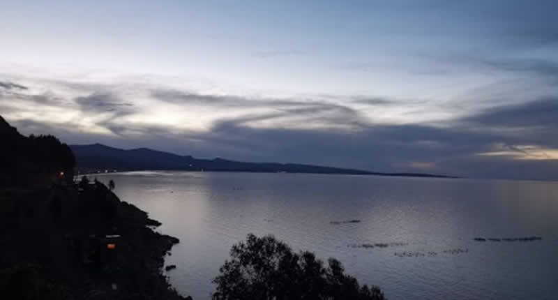 Aymara-Aussichtspunkt über See, Berge und Apu Khapia