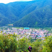 Mirador Turístico Huayna Urqu – Vista panorámica sobre San Gabán y los bosques de yunga